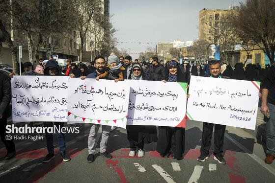 گزارش تصویری |نسل امروز، قلم به دست؛ راهپیمایی ۲۲ بهمن به روایت دست‌های کوچک و آرزوهای بزرگ