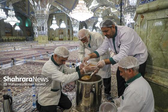 گزارش تصویری | ضیافت افطار در حرم مطهر رضوی