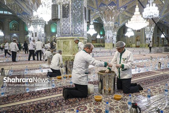گزارش تصویری | ضیافت افطار در حرم مطهر رضوی