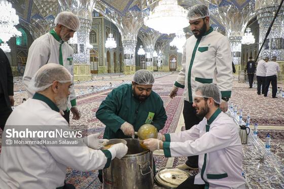 گزارش تصویری | ضیافت افطار در حرم مطهر رضوی