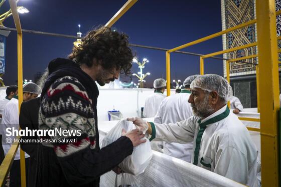گزارش تصویری | ضیافت افطار در حرم مطهر رضوی