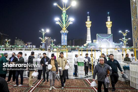 گزارش تصویری | ضیافت افطار در حرم مطهر رضوی