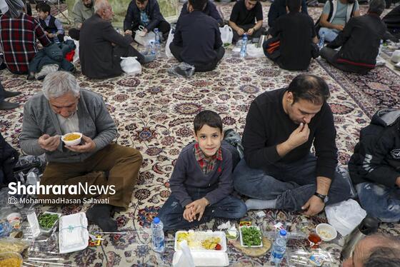 گزارش تصویری | ضیافت افطار در حرم مطهر رضوی