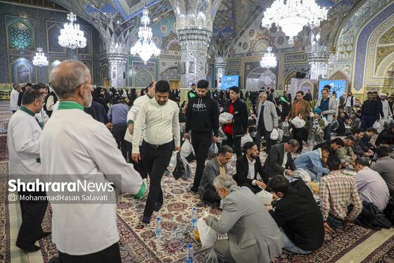 گزارش تصویری | ضیافت افطار در حرم مطهر رضوی