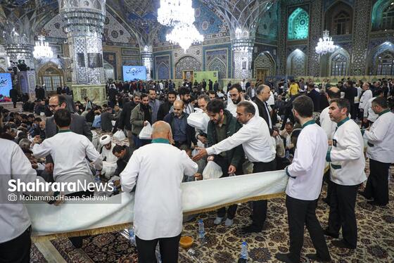 گزارش تصویری | ضیافت افطار در حرم مطهر رضوی