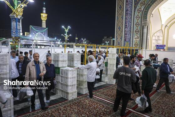 گزارش تصویری | ضیافت افطار در حرم مطهر رضوی