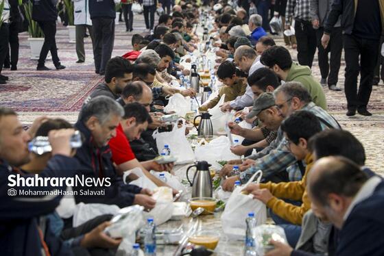 گزارش تصویری | ضیافت افطار در حرم مطهر رضوی