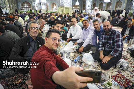 گزارش تصویری | ضیافت افطار در حرم مطهر رضوی