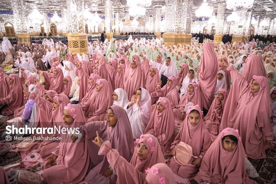 گزارش تصویری | ضیافت افطار دختران روزه اولی در حرم مطهر امام رضا(ع)