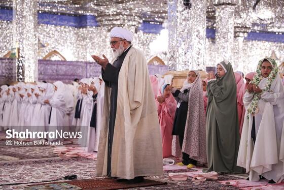 گزارش تصویری | ضیافت افطار دختران روزه اولی در حرم مطهر امام رضا(ع)