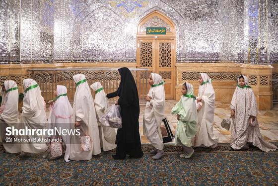گزارش تصویری | ضیافت افطار دختران روزه اولی در حرم مطهر امام رضا(ع)