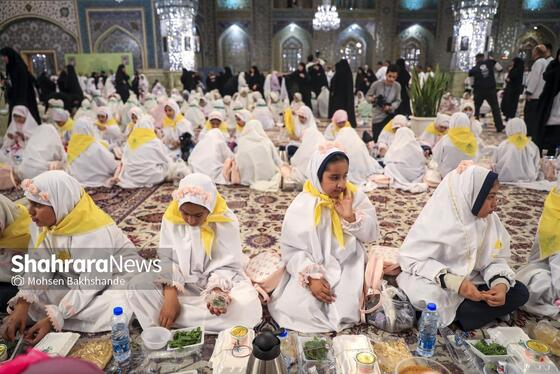 گزارش تصویری | ضیافت افطار دختران روزه اولی در حرم مطهر امام رضا(ع)