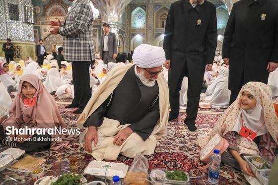 گزارش تصویری | ضیافت افطار دختران روزه اولی در حرم مطهر امام رضا(ع)