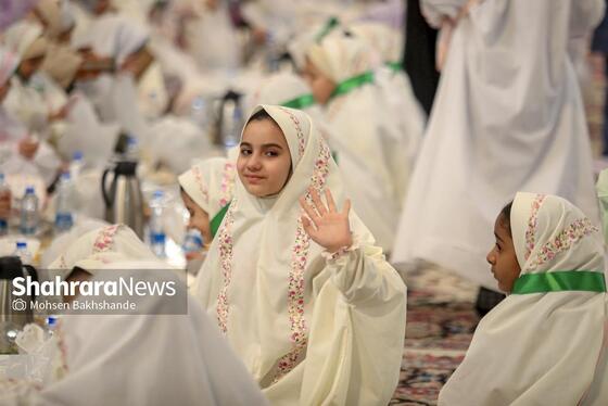 گزارش تصویری | ضیافت افطار دختران روزه اولی در حرم مطهر امام رضا(ع)