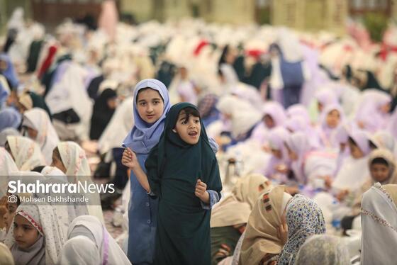 گزارش تصویری | ضیافت افطار دختران روزه اولی در حرم مطهر امام رضا(ع)
