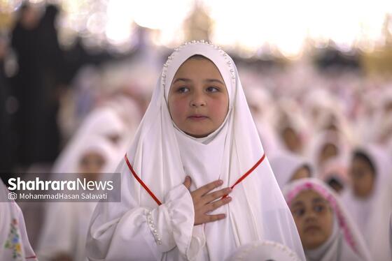 گزارش تصویری | ضیافت افطار دختران روزه اولی در حرم مطهر امام رضا(ع)