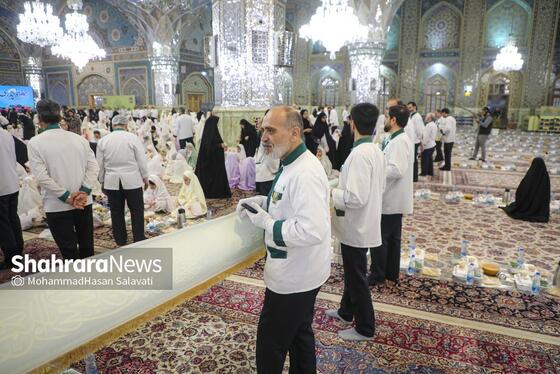 گزارش تصویری | ضیافت افطار دختران روزه اولی در حرم مطهر امام رضا(ع)