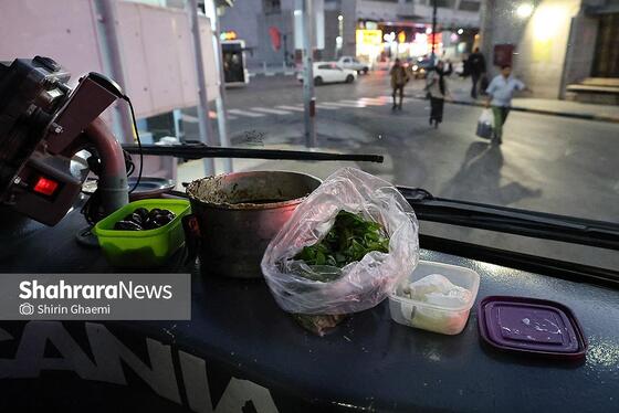 گزارش تصویری | افطاری ساده، رانندگان اتوبوس شهری