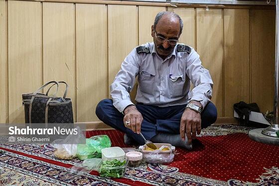 گزارش تصویری | افطاری ساده، رانندگان اتوبوس شهری