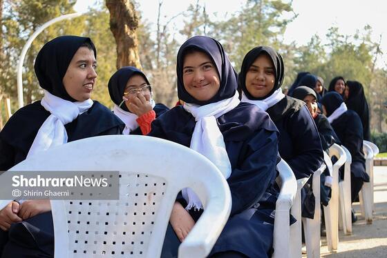 گزارش تصویری | کاشت درخت توسط دانش‌آموزان مدارس استثنایی مشهد