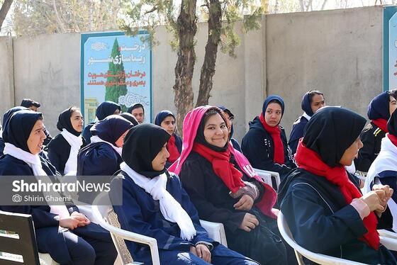 گزارش تصویری | کاشت درخت توسط دانش‌آموزان مدارس استثنایی مشهد