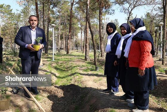 گزارش تصویری | کاشت درخت توسط دانش‌آموزان مدارس استثنایی مشهد