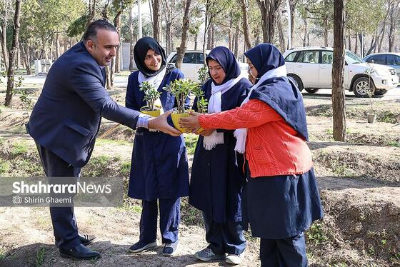 گزارش تصویری | کاشت درخت توسط دانش‌آموزان مدارس استثنایی مشهد