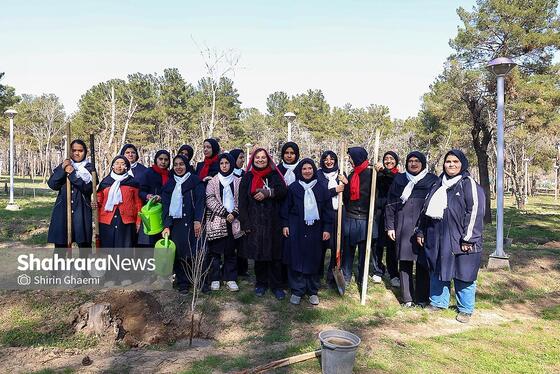 گزارش تصویری | کاشت درخت توسط دانش‌آموزان مدارس استثنایی مشهد