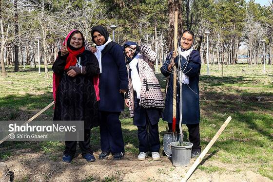 گزارش تصویری | کاشت درخت توسط دانش‌آموزان مدارس استثنایی مشهد