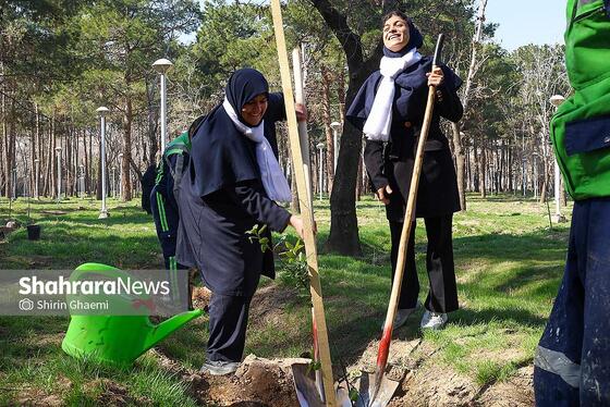 گزارش تصویری | کاشت درخت توسط دانش‌آموزان مدارس استثنایی مشهد