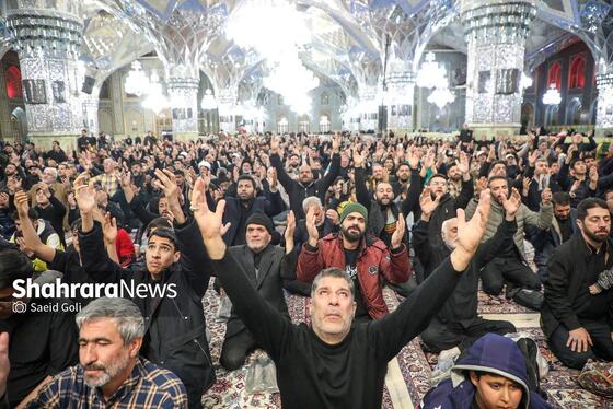 گزارش تصویری | حضور باشکوه مردم در مراسم عزاداری شهادت قائد امت در حرم امام‌رضا(ع)