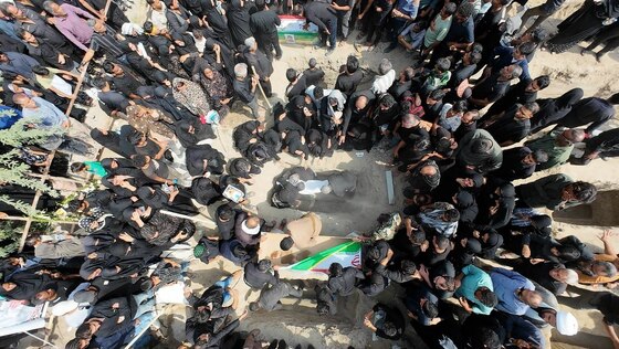 گزارش تصویری | تابوت کودکان میناب بر دستان مردم