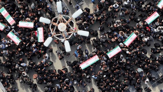 گزارش تصویری | تابوت کودکان میناب بر دستان مردم