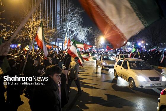 گزارش تصویری | حضور پرشور مردم مشهد در اجتماع خودجوش خونخواهی امام شهید امت ۱