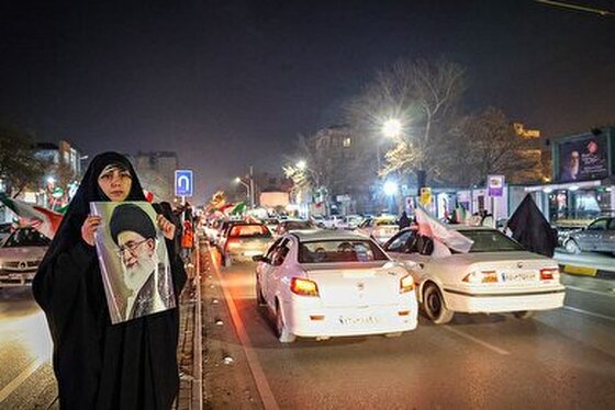 گزارش تصویری | رژه خودرویی مردم مشهد در ششمین شب از حضور پرشور در خیابان‌ها (۱)