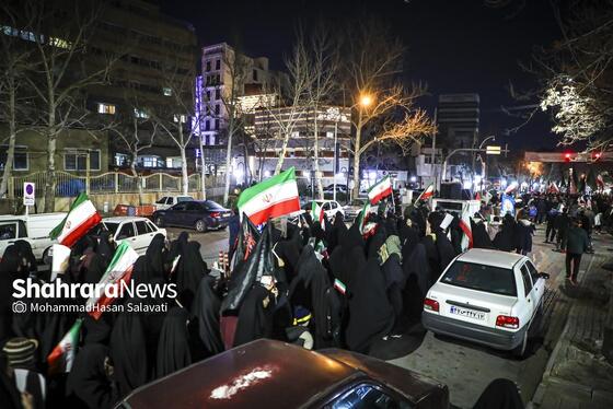 گزارش تصویری | هفتمین شب حضور پرشور مردم مشهد در خون‌خواهی امام شهید و حمایت از نیرو‌های مسلح (شنبه ۱۶ اسفند)