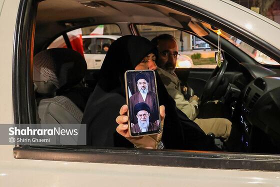 گزارش تصویری | واکنش مردم مشهد به خبر انتخاب آیت‌الله سیدمجتبی خامنه‌ای به عنوان سومین رهبر انقلاب اسلامی ایران - ۲