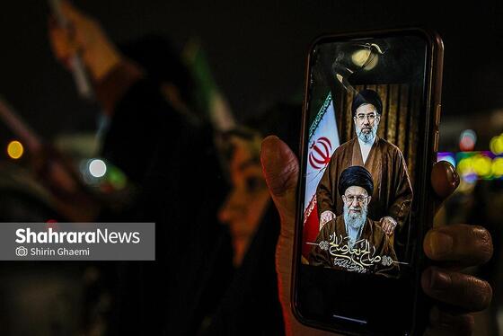 گزارش تصویری | واکنش مردم مشهد به خبر انتخاب آیت‌الله سیدمجتبی خامنه‌ای به عنوان سومین رهبر انقلاب اسلامی ایران - ۲