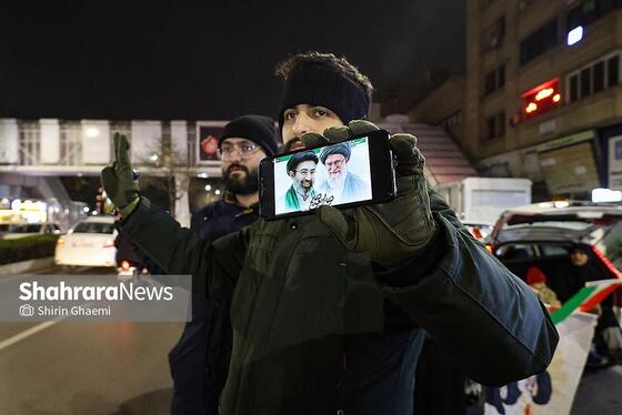 گزارش تصویری | واکنش مردم مشهد به خبر انتخاب آیت‌الله سیدمجتبی خامنه‌ای به عنوان سومین رهبر انقلاب اسلامی ایران - ۲