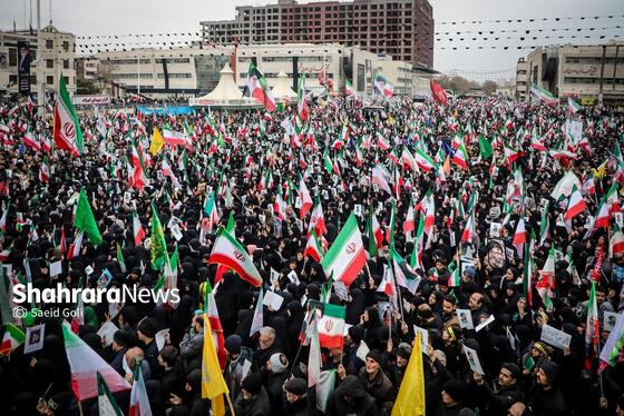 گزارش تصویری | حضور پرشور و باشکوه مردم برای بیعت با سومین رهبر انقلاب اسلامی در میدان شهدا مشهد