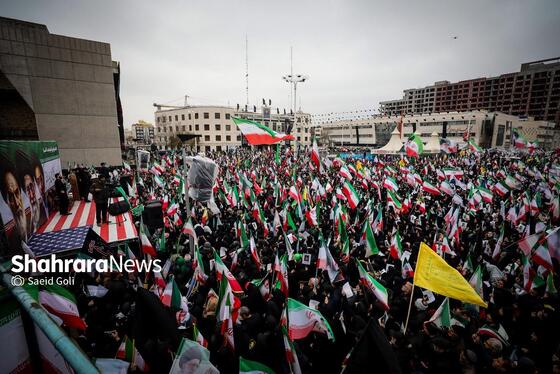 گزارش تصویری | حضور پرشور و باشکوه مردم برای بیعت با سومین رهبر انقلاب اسلامی در میدان شهدا مشهد