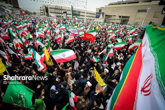 گزارش تصویری | حضور پرشور و باشکوه مردم برای بیعت با سومین رهبر انقلاب اسلامی در میدان شهدا مشهد
