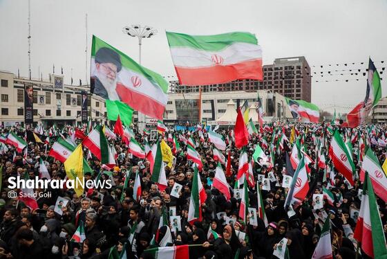 گزارش تصویری | حضور پرشور و باشکوه مردم برای بیعت با سومین رهبر انقلاب اسلامی در میدان شهدا مشهد