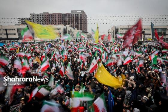 گزارش تصویری | حضور پرشور و باشکوه مردم برای بیعت با سومین رهبر انقلاب اسلامی در میدان شهدا مشهد
