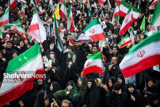 گزارش تصویری | حضور پرشور و باشکوه مردم برای بیعت با سومین رهبر انقلاب اسلامی در میدان شهدا مشهد