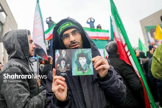 گزارش تصویری | حضور پرشور و باشکوه مردم برای بیعت با سومین رهبر انقلاب اسلامی در میدان شهدا مشهد