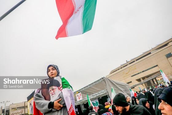 گزارش تصویری | حضور پرشور و باشکوه مردم برای بیعت با سومین رهبر انقلاب اسلامی در میدان شهدا مشهد