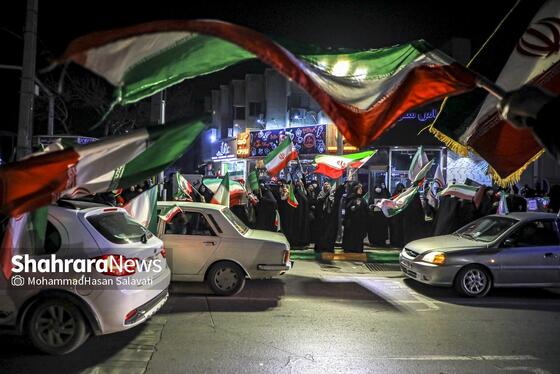 گزارش تصویری | تجمع شبانه مردم مشهد در حمایت از مدافعان وطن (۲۴ اسفند ۱۴۰۴)