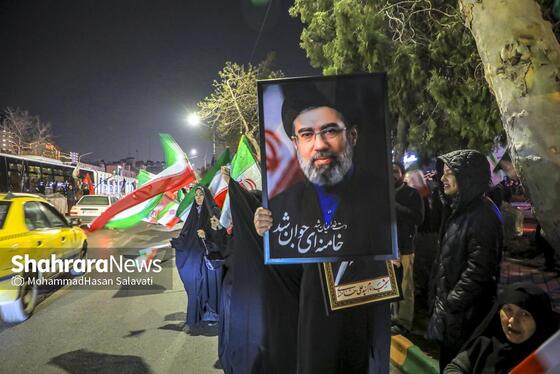 گزارش تصویری | تجمع شبانه مردم مشهد در حمایت از مدافعان وطن (۲۴ اسفند ۱۴۰۴)