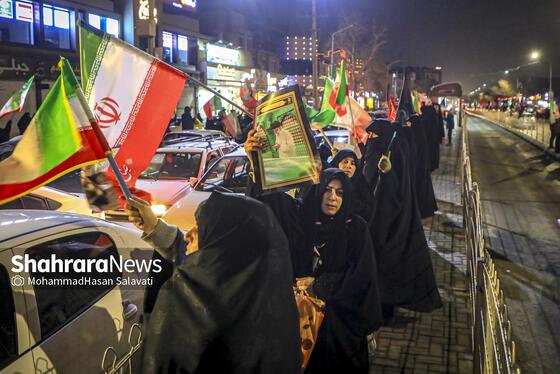 گزارش تصویری | تجمع شبانه مردم مشهد در حمایت از مدافعان وطن (۲۴ اسفند ۱۴۰۴)